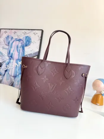 <p>  海外原单M45686紫红独家实拍 本款 Neverfull 中号手袋取材 Monogram Empreinte 压纹软皮革 以充裕空间成就日常出行佳选 侧面饰带灵活收束廓形 可随心演绎摩登风尚或闲雅格调 长款手柄实现肩背 肘挎随心切换 尺寸 31×28×14cm</p>