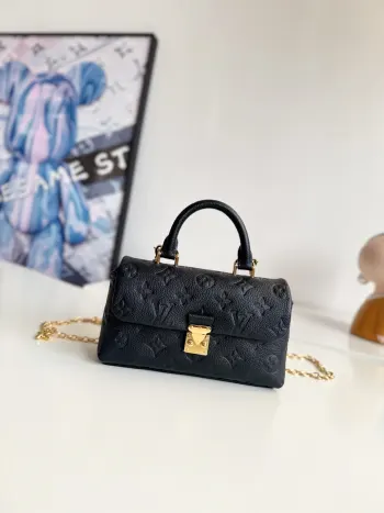 <p>  海外原单M12144独家实拍 本款 Nano Madeleine 手袋以 Monogram Empreinte 皮革演绎 Madeleine 手袋的袖珍版本 搭配经典 S-lock 锁扣和点缀 LV Circle 标识的可拆卸链条 充裕空间可容纳日常所需 手提 肩背或斜挎皆宜 尺寸 21×12.5×6cm</p>