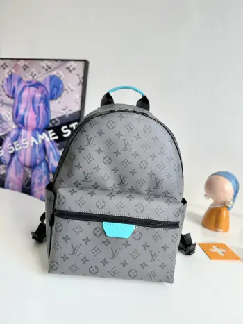 <p>  海外原单M11641独家实拍 本款 Discovery 小号双肩包选用深邃 Monogram Eclipse Reverse 帆布 再为皮革标签 拉链边缘和顶部手柄浸染明丽色调 拉链前袋和开放式侧袋完善细节 成就日常背携佳选 尺寸 38×29×20cm</p>