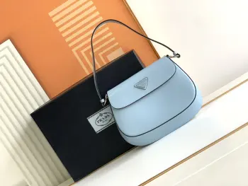<p>小号  翻盖星际蓝  </p><p>独家PRADA 新款中古腋下包来la</p><p>今年大火的中古款腋下包 一直很受欢迎 全皮细腻光滑 异形的包型设计 又很酷又高级 容量足够用 轻便能装 又不过时真是太完美la </p><p>复古feel凹造型 又一款网红种草爆款 </p><p>款号 1BD311 </p><p>尺寸:长23cm×高17cm×宽4cm</p>