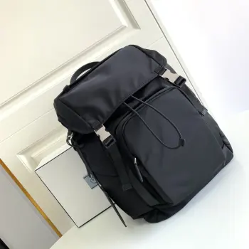 <p>双肩背包这款尼龙背包饰有Saffiano皮革饰边 用创意与科技打造别致格调 顶级拉丝五金多个口袋和科技材质加衬背面颇具设计特色 经典中的新款 时尚又大气又是一款永久不过时的经典款</p><p>型号 2VZ135</p><p>尺寸 27x45x17cm</p>