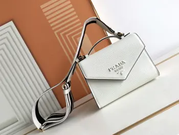 <p>新款斜跨包</p><p>这款Saffiano皮革Monochrome手袋用同色效果的标志性徽标点缀精美设计 简洁优雅的线条定义包身格调 最爱的是这条织物刺绣肩带又可拆卸其它包上搭配 手提/斜跨都可以太爱了撞色徽标刺绣令品牌格调一览无余 简约大气 赶紧入手吧</p><p>长21x高14x底6.5cm</p><p>型号 1BD317</p>