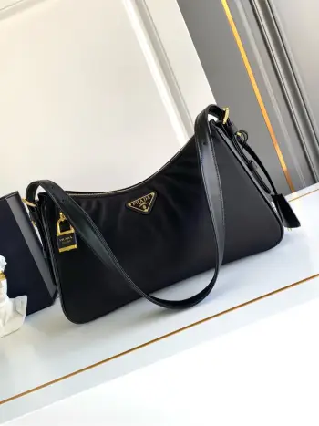 <p>新款单肩包这款单肩包风格现代百搭 采用再生尼龙 Re-Nylon 材料制成 搭配精致的皮革细节 容量宽敞 搭配拉链和挂锁开合 可拆卸钥匙扣 饰有金属三角形徽标 通勤包型可休闲可酷背起来又实用又时尚,超级有品味男女共用款喜欢的宝宝赶紧入手</p><p>型号 1BC232</p><p>尺寸 34x19.5x10cm</p>
