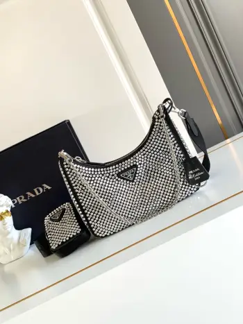 <p>闪钻三合一</p><p>最美最闪的水钻 进口钻网 亮闪闪的外表 夜灯下blingbling的效果非常吸睛 回头率特高一包三用最爱的是肩带还挂着个小挂饰 小包  拿到哪里都会被人各种夸这种闪钻包也特别好搭衣着 可仙可酷  什么场合都适合 三合一爆款素一直网红/明星认可 又是一款永久火爆三合一值得入手美女们</p><p>型号 1BH204</p><p>尺寸 22x16x6cm</p>