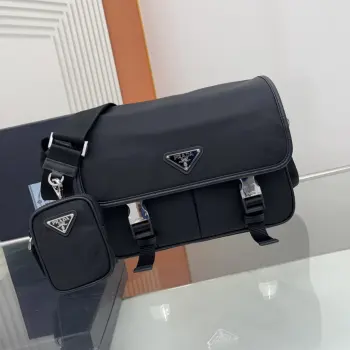 <p>邮差包原单货这款尼龙翻盖手袋饰有经典的Saffiano皮革饰边 配有两枚旁开扣 并饰有标志性的三角形金属徽标 彰显时尚设计格调 采用进口尼龙和Saffiano皮革材质 两个正面口袋 其中一个带拉链背面拉链袋 两个内部手机袋 又可调式尼龙徽标提花肩带 经典又时尚的邮差包男土们最爱</p><p>型号 2VD769</p><p>尺寸 26x20x10cm</p>