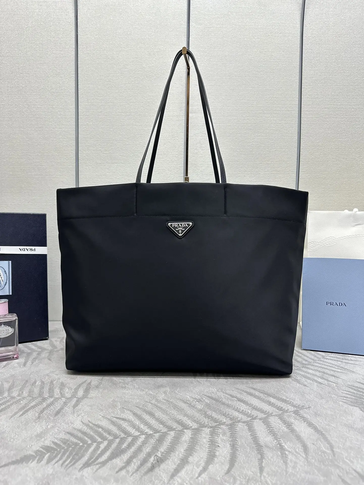 原单普拉达女包|高仿普拉达女包|精仿普拉达女包|一比一普拉达女包<p>新款购物袋这款中号托特包采用创新的再生尼龙面料打造 设计简约时尚 包身配有精美的Saffiano皮革提手 饰以标志性的涂珐琅三角形金属徽标 传递品牌讯息 空间容量大非常实用时尚又简纹 又是一款永久不过时的购物袋 喜欢宝宝们 赶紧入手吧</p><p>型号 1BG107</p><p>尺寸 40x34x16cm</p>