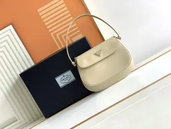 <p>小号  翻盖驼色  </p><p>独家PRADA 新款中古腋下包来la</p><p>今年大火的中古款腋下包 一直很受欢迎 全皮细腻光滑 异形的包型设计 又很酷又高级 容量足够用 轻便能装 又不过时真是太完美la </p><p>复古feel凹造型 又一款网红种草爆款 </p><p>款号 1BD311 </p><p>尺寸:长23cm×高17cm×宽4cm</p>