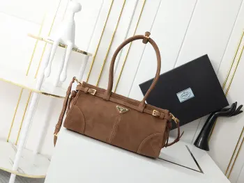<p>新款首发2024新品绒面LuxSoft手袋小号</p><p>新款爆款LuxSoftBag</p><p>高级麂皮配金色五金标志性三角徽标配有长肩带可手提单肩或者斜挎时髦感直接拉满设计随性简约且精致又实用一款复古风格包包合适日常出行上身真的又酷又飒复古时髦的即视感</p><p>型号 1BA426</p><p>尺寸 32x15.5x12cm</p>
