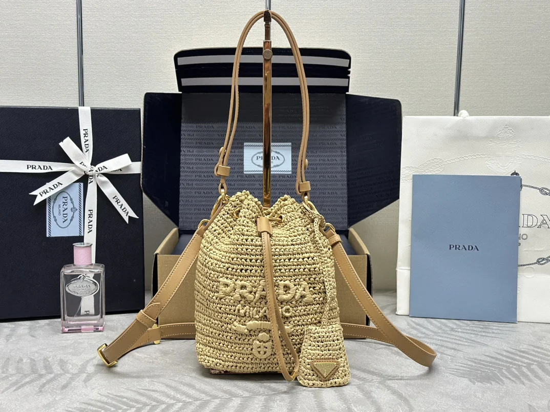 原单普拉达女包|高仿普拉达女包|精仿普拉达女包|一比一普拉达女包<p>草编水桶包</p><p>这款纯手工编织水桶包设计太棒了立体手工编织字体 配有长/短2条肩带 可交换 复杂手工显得格外大气/时尚 容量空间大 上身效果非常棒 回头率百分之百夏天必备赶紧入手吧</p><p>型号 1BE068</p><p>尺寸 16x19x9cm</p>