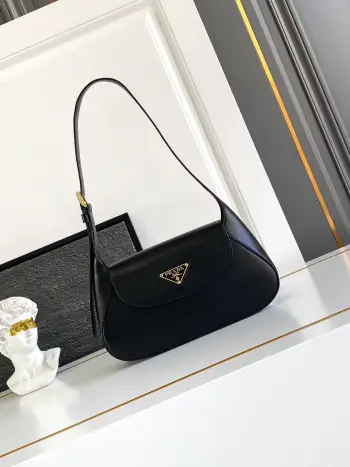 <p>Prad*小号法棍包 </p><p>现代而精致的皮革手袋采用精致的细节和流畅的美学构造 展现卓越的工匠技艺 线条简约 造型紧凑 搭配Nappa皮革内衬与优雅的可调节提手 独有的标志性搭扣 配有磁性包盖 饰有涂珐琅三角形金属徽标 </p><p>款号 1BD358</p><p>尺寸 25x15x5.5cm</p>