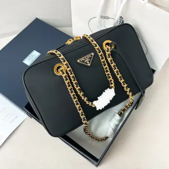 <p>新品首发2024Summer新品中古式黑金链条单肩包中号</p><p>经典隽永设计采用进口尼龙面料搭配黑金链条复古典雅</p><p>优雅简洁的包身设计正面经典logo金色三角徽标全开式拉链开合内里设有拉链隔层和附袋满足精致收纳需求完美细节媲美砖柜超级棒5</p><p>型号 1BB155</p><p>尺寸 30x17.5x9cm</p>