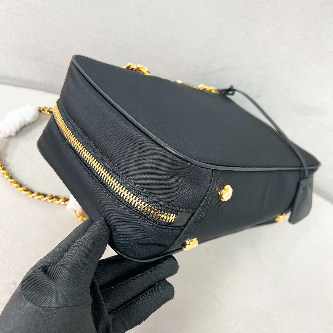 普拉达1BB155 Summer新品中古式黑金链条单肩包中号 单肩背包 - 细节图 7