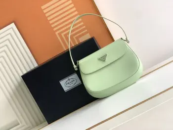 <p>小号  翻盖薄荷绿  </p><p>独家PRADA 新款中古腋下包来la</p><p>今年大火的中古款腋下包 一直很受欢迎 全皮细腻光滑 异形的包型设计 又很酷又高级 容量足够用 轻便能装 又不过时真是太完美la </p><p>复古feel凹造型 又一款网红种草爆款 </p><p>款号 1BD311 </p><p>尺寸:长23cm×高17cm×宽4cm</p>
