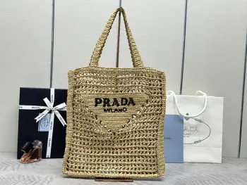 <p>酒椰纤维托特包这款柔和的解构式托特包以酒椰纤维材质打造 轻盈自然的材质表露夏日心绪 标志性的家三角形徽标焕新重释 装点包身正面 中心处饰以刺绣刻字徽标 唤醒品牌格调 太美了夏天必备 赶紧入手吧</p><p>型号 1BG393</p><p>尺寸 36x38x3cm</p>