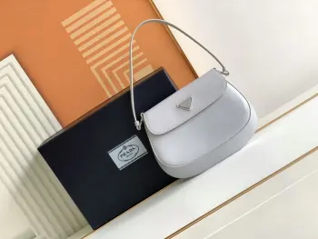 <p>小号  翻盖冰灰  </p><p>独家PRADA 新款中古腋下包来la</p><p>今年大火的中古款腋下包 一直很受欢迎 全皮细腻光滑 异形的包型设计 又很酷又高级 容量足够用 轻便能装 又不过时真是太完美la </p><p>复古feel凹造型 又一款网红种草爆款 </p><p>款号 1BD311 </p><p>尺寸:长23cm×高17cm×宽4cm</p>