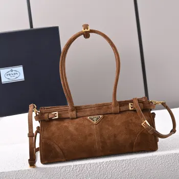 <p>新款首发2024新品绒面LuxSoft手袋小号</p><p>新款爆款LuxSoftBag</p><p>高级麂皮配金色五金标志性三角徽标配有长肩带可手提单肩或者斜挎时髦感直接拉满设计随性简约且精致又实用一款复古风格包包合适日常出行上身真的又酷又飒复古时髦的即视感</p><p>型号 1BA426</p><p>尺寸 32x15.5x12cm</p>
