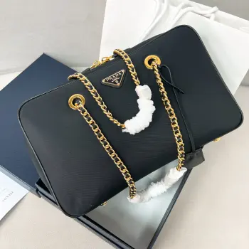 <p>新品首发2024Summer新品中古式黑金链条单肩包大号</p><p>经典隽永设计采用进口尼龙面料搭配黑金链条复古典雅</p><p>优雅简洁的包身设计正面经典logo金色三角徽标全开式拉链开合内里设有拉链隔层和附袋满足精致收纳需求完美细节媲美砖柜超级棒5</p><p>型号 1BB114</p><p>尺寸 35x21x10cm</p>