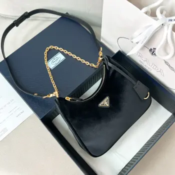 <p>新品丝绒Hobo三合一已成为主流时尚趋势啦 超级百搭好看时髦潮人一定要买它 全新丝绒材质精心打造巧心匠工独特可调节肩带设计别样风情全皮穿链式提手正面三角徽标不仅实用轻便又好看空间宽大的内部隔层 简直是太棒了时尚潮人新宠完美细节媲美砖柜超级棒5</p><p>型号 1BC204</p><p>尺寸 22x18x6cm</p>