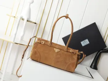 <p>新款首发2024新品绒面LuxSoft手袋小号</p><p>新款爆款LuxSoftBag</p><p>高级麂皮配金色五金标志性三角徽标配有长肩带可手提单肩或者斜挎时髦感直接拉满设计随性简约且精致又实用一款复古风格包包合适日常出行上身真的又酷又飒复古时髦的即视感</p><p>型号 1BA426</p><p>尺寸 32x15.5x12cm</p>