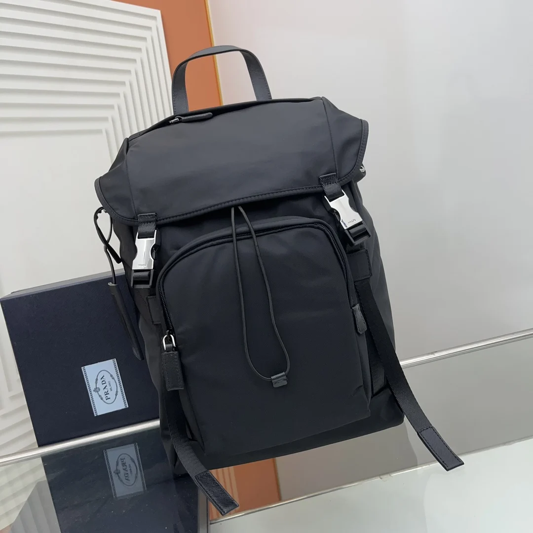 原单普拉达双肩包|高仿普拉达双肩包|精仿普拉达双肩包|一比一普拉达双肩包<p>独家首发双肩背包2020年最新这款尼龙背包饰有Saffiano皮革饰边 用创意与科技打造别致格调 顶级拉丝五金多个口袋和科技材质加衬背面颇具设计特色 经典中的新款 时尚又大气又是一款永久不过时的经典款长27x高45x底17cm</p><p>型号 2VZ135</p>
