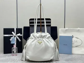 <p>新款福袋包小羊皮</p><p>这款福袋包采用进口小羊皮 袋口为抽绳加两边流梳设计 显得整个包格外时尚又轻便又休闲 内里袋口为磁扣开合 内配有拉链和口袋 包身收缩是两边纽扣开合</p><p>型号 1BG541</p><p>尺寸 24x25x11cm</p>