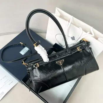 <p>新款首发亮面皱油蜡皮Soft Lux手袋</p><p>爆款LuxSoftBag复古油蜡皮配金色五金标志性三角徽标</p><p>配有长肩带可手提单肩或者斜挎</p><p>时髦感直接拉满设计随性简约且精致又实用</p><p>一款复古风格包包合适日常出行上身真的又酷又飒复古时髦的即视感</p><p>型号 1BA426</p><p>尺寸 32x15.5x12cm</p>