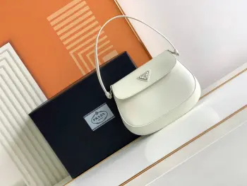 <p>小号  翻盖白色  </p><p>独家PRADA 新款中古腋下包来la</p><p>今年大火的中古款腋下包 一直很受欢迎 全皮细腻光滑 异形的包型设计 又很酷又高级 容量足够用 轻便能装 又不过时真是太完美la </p><p>复古feel凹造型 又一款网红种草爆款 </p><p>款号 1BD311 </p><p>尺寸:长23cm×高17cm×宽4cm</p>