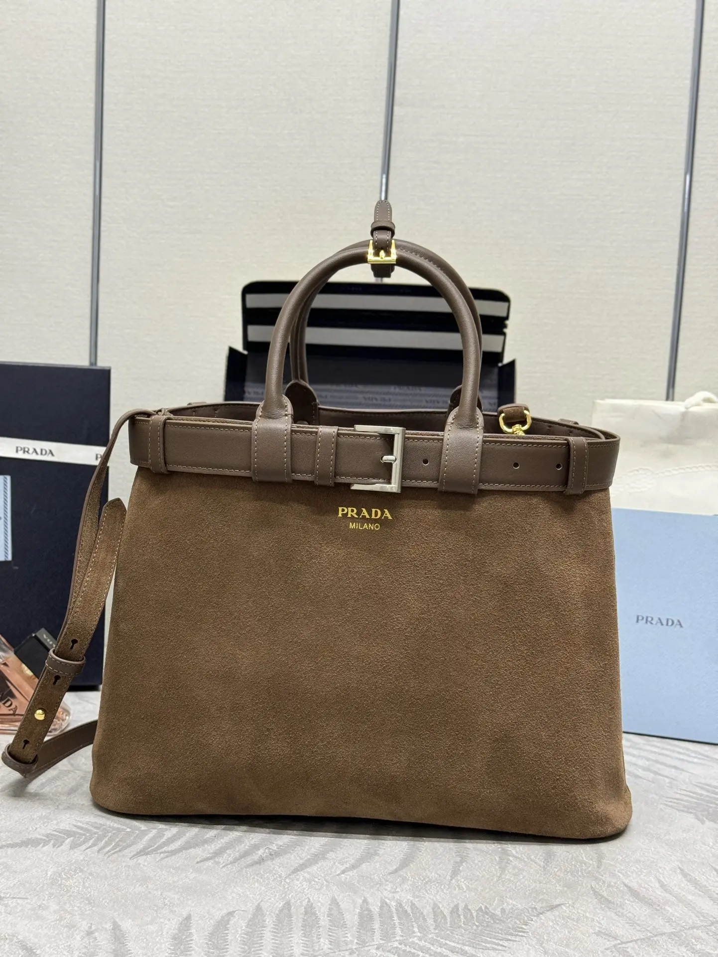 原单普拉达女包|高仿普拉达女包|精仿普拉达女包|一比一普拉达女包<p>新款女包大号绒面麂皮</p><p>这款手提女包采用进口内配进口绒皮 磨砂皮  内配进口羊皮 简洁线条与精致素交织 诠释了优雅与功能兼备的设计美学 既体现了现代简约的风格 配以可替换束带和可拆卸可调节的长肩带 为整个造型增添独特的个性点缀 现代百搭 喜欢的宝宝们 赶紧入手吧</p><p>型号 1BA416</p><p>尺寸 38x27.5x14cm</p>