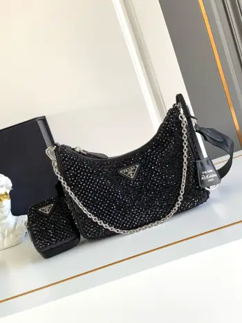 <p>闪钻三合一</p><p>最美最闪的水钻 进口钻网 亮闪闪的外表 夜灯下blingbling的效果非常吸睛 回头率特高一包三用最爱的是肩带还挂着个小挂饰 小包  拿到哪里都会被人各种夸这种闪钻包也特别好搭衣着 可仙可酷  什么场合都适合 三合一爆款素一直网红/明星认可 又是一款永久火爆三合一值得入手美女们</p><p>型号 1BH204</p><p>尺寸 22x16x6cm</p>