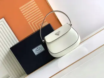<p>小号  翻盖白+黑  </p><p>独家PRADA 新款中古腋下包来la</p><p>今年大火的中古款腋下包 一直很受欢迎 全皮细腻光滑 异形的包型设计 又很酷又高级 容量足够用 轻便能装 又不过时真是太完美la </p><p>复古feel凹造型 又一款网红种草爆款 </p><p>款号 1BD311 </p><p>尺寸:长23cm×高17cm×宽4cm</p>