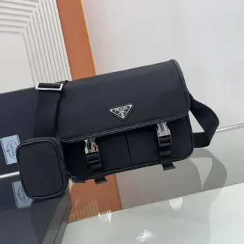 <p>邮差包原单货这款尼龙翻盖手袋饰有经典的Saffiano皮革饰边 配有两枚旁开扣 并饰有标志性的三角形金属徽标 彰显时尚设计格调 采用进口尼龙和Saffiano皮革材质 两个正面口袋 其中一个带拉链背面拉链袋 两个内部手机袋 又可调式尼龙徽标提花肩带 经典又时尚的邮差包男土们最爱</p><p>型号 2VD769</p><p>尺寸 26x20x10cm</p>