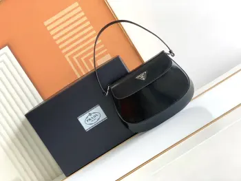 <p>小号  翻盖黑色  </p><p>独家PRADA 新款中古腋下包来la</p><p>今年大火的中古款腋下包 一直很受欢迎 全皮细腻光滑 异形的包型设计 又很酷又高级 容量足够用 轻便能装 又不过时真是太完美la </p><p>复古feel凹造型 又一款网红种草爆款 </p><p>款号 1BD311 </p><p>尺寸:长23cm×高17cm×宽4cm</p>