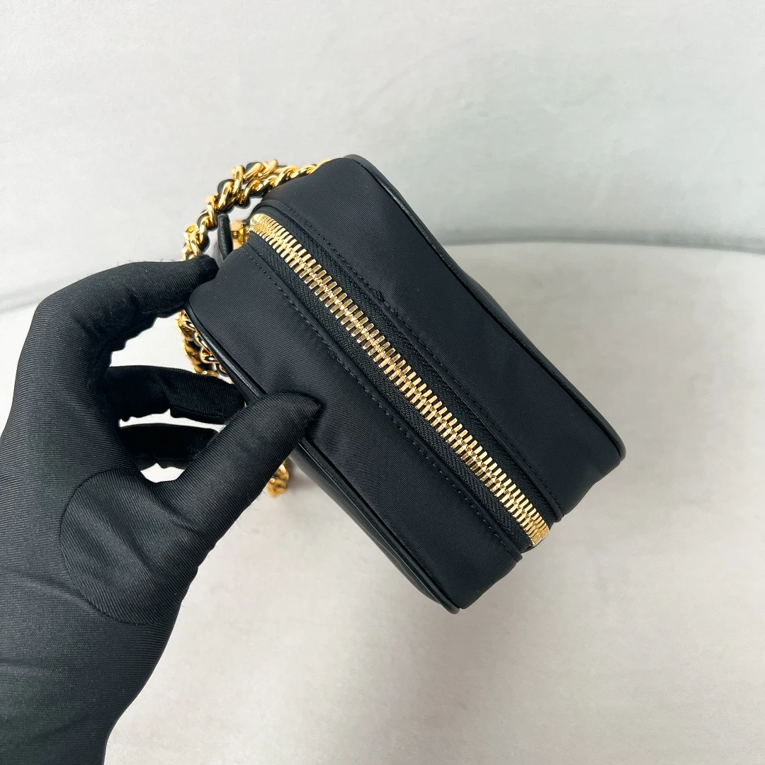 普拉达1BB121 Summer新品中古式黑金链条单肩包小号 单肩背包 - 细节图 3