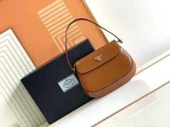 <p>小号  翻盖焦糖  </p><p>独家PRADA 新款中古腋下包来la</p><p>今年大火的中古款腋下包 一直很受欢迎 全皮细腻光滑 异形的包型设计 又很酷又高级 容量足够用 轻便能装 又不过时真是太完美la </p><p>复古feel凹造型 又一款网红种草爆款 </p><p>款号 1BD311 </p><p>尺寸:长23cm×高17cm×宽4cm</p>