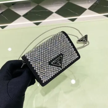 <p>新品首发新品Mini 水晶包 </p><p>通体 水晶 炫彩夺目独特三角滑扣链条整体包身轮廓精致可爱正面三角搪瓷徽标小小容量可单独斜挎也可以作为 附属包 搭配美绝啦</p><p>集美们赶紧来</p><p>型号 1MR024</p><p>尺寸 11.5x8cm</p>