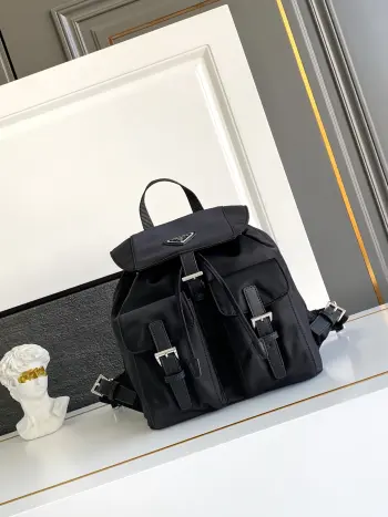 <p>新款小号背包这款尼龙背包是Prad传统设计的组成部分 彰显着品牌的重要特质 创新性材质 奢华实用主义和经典重释 包身采用海洋塑料回收物提纯所制的Re-Nylon再生尼龙打造 现代感中透露出简约设计 彰显时尚优雅魅力 轻便又实用 上身效果超有范全面升级尼龙面料</p><p>型号 1BZ677</p><p>尺寸 23.5x28x12cm</p>