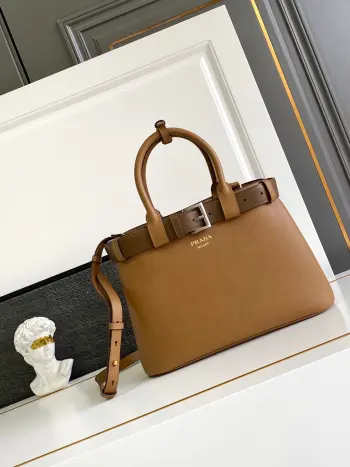 <p>2024全新DoubleBag购物袋Double系列进口牛皮 内里配全羊皮 优雅简洁的包身设计正面印花字母logo 标识手提肩带可调节长短 内置三个隔层 中间内袋 大皮革腰带的独特设计尽显活力 </p><p>型号 1BA434</p><p>尺寸 32x23x11cm</p>