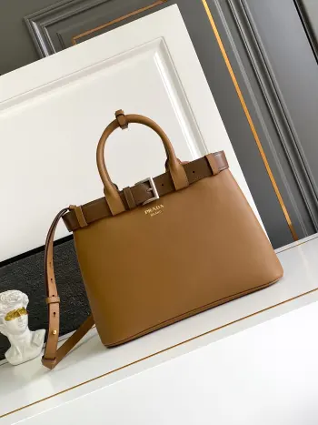 <p>大皮带到货啦2024全新DoubleBag中号购物袋Double系列进口牛皮 内里配全羊皮优雅简洁的包身设计正面印花字母logo标识手提 肩带可调节长短 内置三个隔层 中间内袋 大皮革腰带的独特设计尽显活力完美细节女神必备 超级棒5</p><p>型号 1BA417</p><p>尺寸 35Ｘ25Ｘ13cm</p>