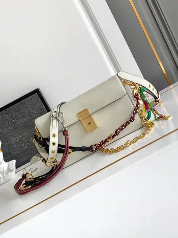 <p>新款小号</p><p>这款全新Soft Sound手袋采用里/外柔软皮革制成 空间充裕 别致百搭 单肩款式 设有两个隔层 搭配金色金属五金配件 最最爱的是可拆卸吊坠作为点睛之笔彰显多时髦风范 上身效果太有范 大爱 又是一款网红种草的爆款 宝宝们 赶紧入手吧</p><p>型号 1BD379</p><p>尺寸 24x13.5x6cm</p>