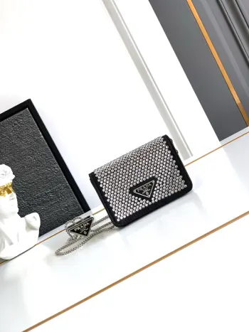 <p>新品首发新品Mini 水晶包 </p><p>通体 水晶 炫彩夺目独特三角滑扣链条整体包身轮廓精致可爱正面三角搪瓷徽标小小容量可单独斜挎也可以作为 附属包 搭配美绝啦集美们赶紧来</p><p>型号 1MR024</p><p>尺寸 11.5x8cm</p>