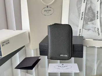 <p>Prada 十字纹男女通用卡夹拉链包</p><p>型号 2MM358 尺寸 10*8cm 原单品质 </p><p>颜色详细如图所示  独家实拍 可放包里 也可以手拿 </p><p>小巧可爱型皮具 十字纹牛皮制作</p><p>经典实用的拉链设计 内里为褶裥式卡位 方便分类收纳 夏天单独搭配手机出门或者放在小包里再合适不过 您的最佳品味之选 </p>