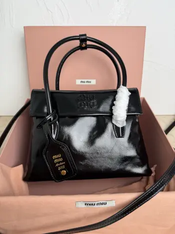 <p>miumiu新款小号</p><p>5BA303 MiMisolitaire新款小牛皮手袋 灵感源自06年档案 结构化线条与精致的细节 经典与实验相结合的优雅风格 独特的皮革纹理 复古与时尚的冲击 塑造独一无二的经典 正面标志性logo徽标 可拆卸挂饰与皮革长肩带 隔层多容量大</p><p>尺寸 23CM</p>