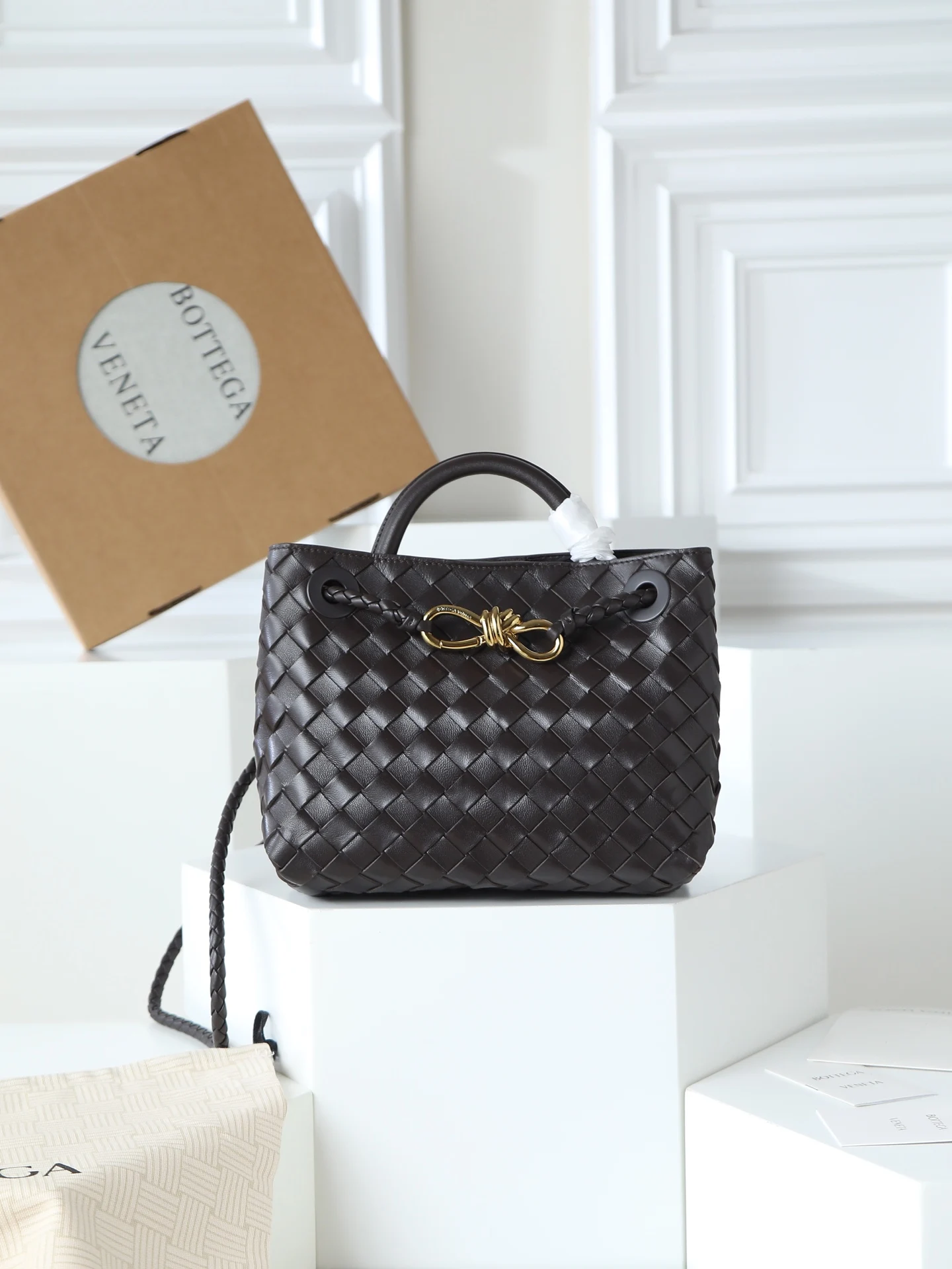 原单BV女包|高仿BV女包|精仿BV女包|一比一BV女包<p>Andiamo真的实火Bottega Veneta 本季推出的新款Andiamo编织手袋真的是火遍全球  海内外明星纷纷上身 奥斯卡影后杨紫琼都带它出街 宋佳 崔雅拉 俞飞鸿 三吉彩花 Rosie Hunting-Whiteley  吉冈里帆等等都pi过这款的包包 经典百搭很显气质 而且包包容量也很大 日常通勤非常方便  多种背法 肩带可自己调节 原厂小羊皮手感柔软细腻 中性风格的打造 打破性别界限 带来更实用 更持久的使用体验</p><p>兼具优雅与休闲风格的Andiamo完美诠释 时尚老钱风 的本貌</p><p>款号 766014</p><p>尺寸 25*22*10.5cm</p>