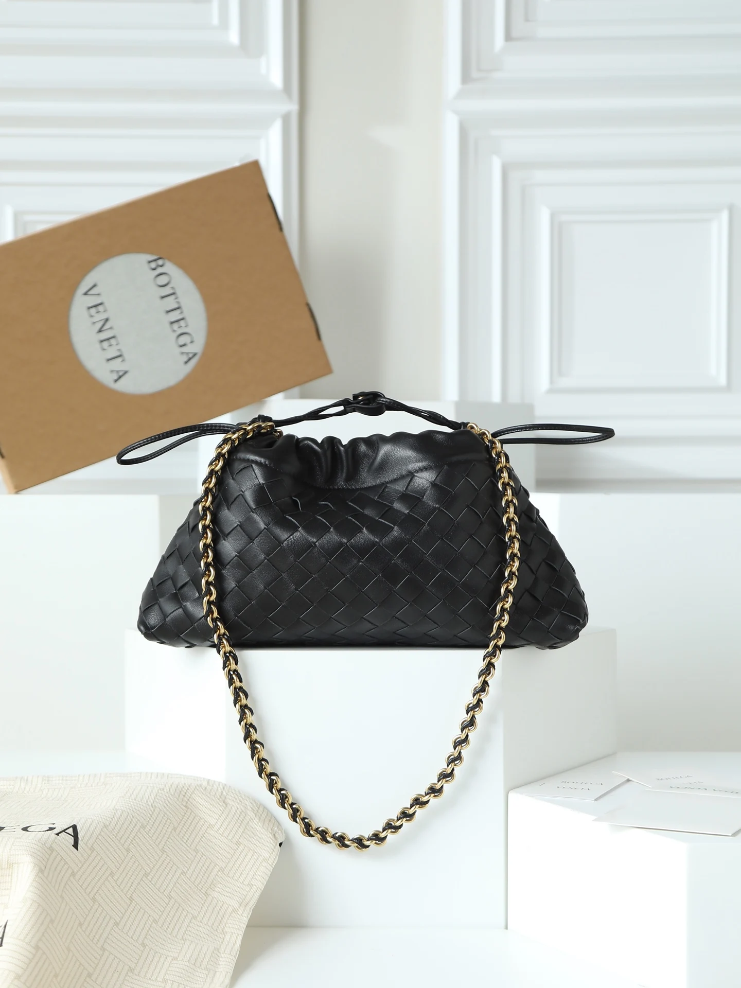 原单BV女包|高仿BV女包|精仿BV女包|一比一BV女包<p></p><p>BOTTEGA VENETA 2025新品女士Dustbag Notte手拿包 一经上市就很受欢迎的Dustbag出了链条款  手拿式背法让人回忆起经典包型Pouch  轻盈优雅 保留的抽绳设计可以让作为去使用 链条较长一些 很适合喜欢解放双手斜挎背的姐妹们 不论是哪种背法 都可以依据场合和当日的心情更换背法可以让整体穿搭更添时尚感  在包身上也做了加宽 正逢梅雨季节 天气炎热 内可以轻松容纳小型雨伞和水杯 内里是尼龙材质 背起来轻巧舒适 非常适合夏季使用</p><p>款号 839394</p><p>尺寸 33*19*8cm</p>