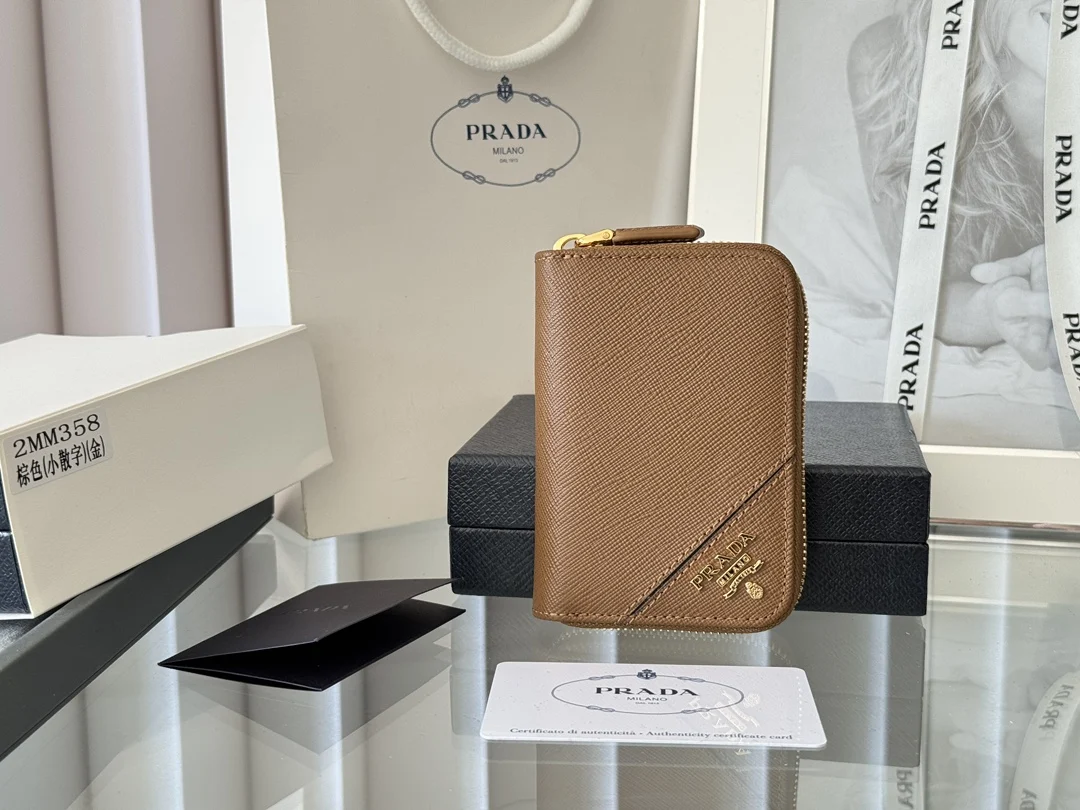 <p>Prada 十字纹男女通用卡夹拉链包</p><p>型号 2MM358 尺寸 10*8cm 原单品质 </p><p>颜色详细如图所示 独家实拍 可放包里 也可以手拿 </p><p>小巧可爱型皮具 十字纹牛皮制作</p><p>经典实用的拉链设计 内里为褶裥式卡位 方便分类收纳 夏天单独搭配手机出门或者放在小包里再合适不过 您的最佳品味之选 </p>