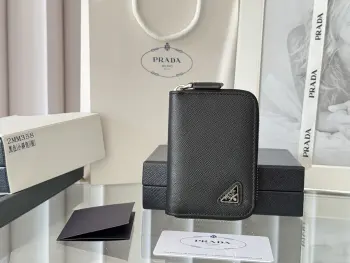 <p>Prada 十字纹男女通用卡夹拉链包</p><p>型号 2MM358 尺寸 10*8cm 原单品质 </p><p>颜色详细如图所示  独家实拍 可放包里 也可以手拿 </p><p>小巧可爱型皮具 十字纹牛皮制作</p><p>经典实用的拉链设计 内里为褶裥式卡位 方便分类收纳 夏天单独搭配手机出门或者放在小包里再合适不过 您的最佳品味之选 </p>