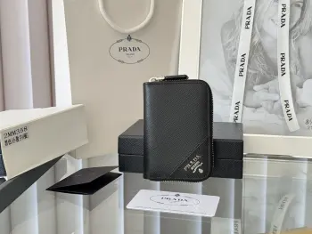 <p>Prada 十字纹男女通用卡夹拉链包</p><p>型号 2MM358 尺寸 10*8cm 原单品质 </p><p>颜色详细如图所示  独家实拍 可放包里 也可以手拿 </p><p>小巧可爱型皮具 十字纹牛皮制作</p><p>经典实用的拉链设计 内里为褶裥式卡位 方便分类收纳 夏天单独搭配手机出门或者放在小包里再合适不过 您的最佳品味之选 </p>