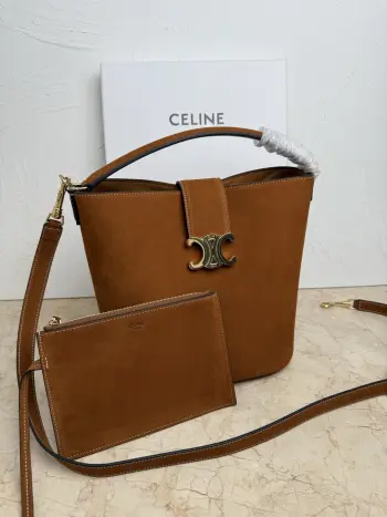 <p>CELINE LOUISE大号 牛皮革手袋</p><p>24s新款Louise水桶包   </p><p>之前种草16水桶包的宝子们看过来</p><p>今年这款Louise的锁扣加入了凯旋门素 </p><p>增强了这款水桶包的辨识度更加时尚精致 </p><p>可满足手拎/斜挎/肩背三种需求 容量非常可观 </p><p>日常通勤 出差 办公完全无压力</p><p>喜欢的宝子放心冲 </p><p>牛皮革 羊皮革衬里 金色饰面 手提 肩背和斜挎 皮革翻盖 配TRIOMPHE磁扣 1个内侧可拆卸拉链口袋 可拆卸和可调节肩带 最小长度50cm 最大长度57cm</p><p>尺寸 28 X 24 X 16厘米</p><p>编号 116613FX9.38NO</p>