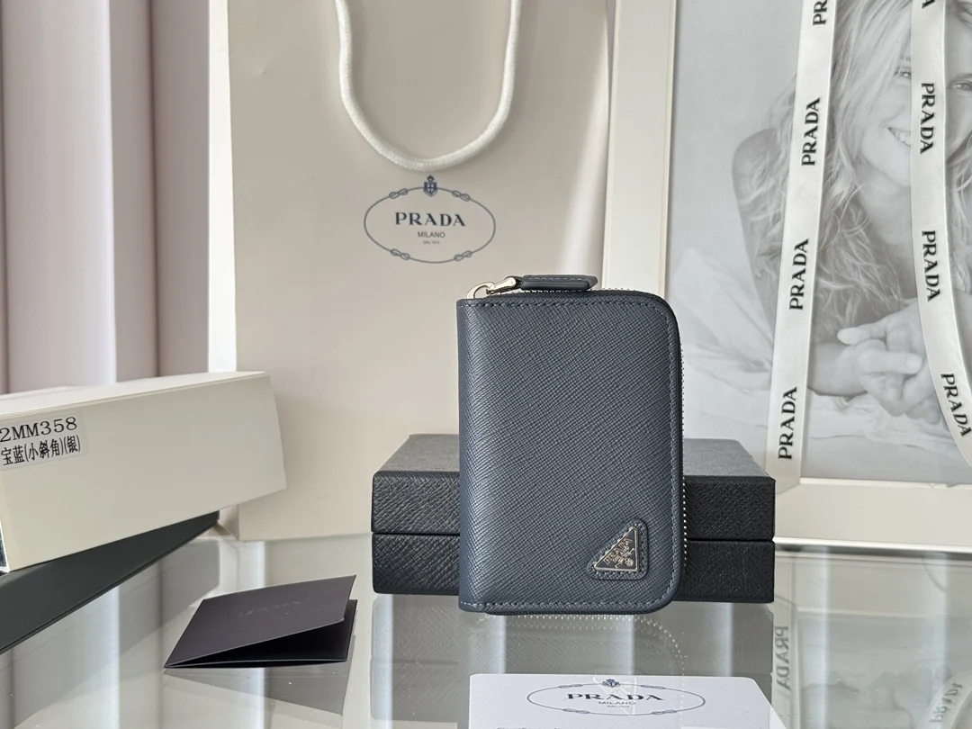 <p>Prada 十字纹男女通用卡夹拉链包</p><p>型号 2MM358 尺寸 10*8cm 原单品质 </p><p>颜色详细如图所示 独家实拍 可放包里 也可以手拿 </p><p>小巧可爱型皮具 十字纹牛皮制作</p><p>经典实用的拉链设计 内里为褶裥式卡位 方便分类收纳 夏天单独搭配手机出门或者放在小包里再合适不过 您的最佳品味之选 </p>