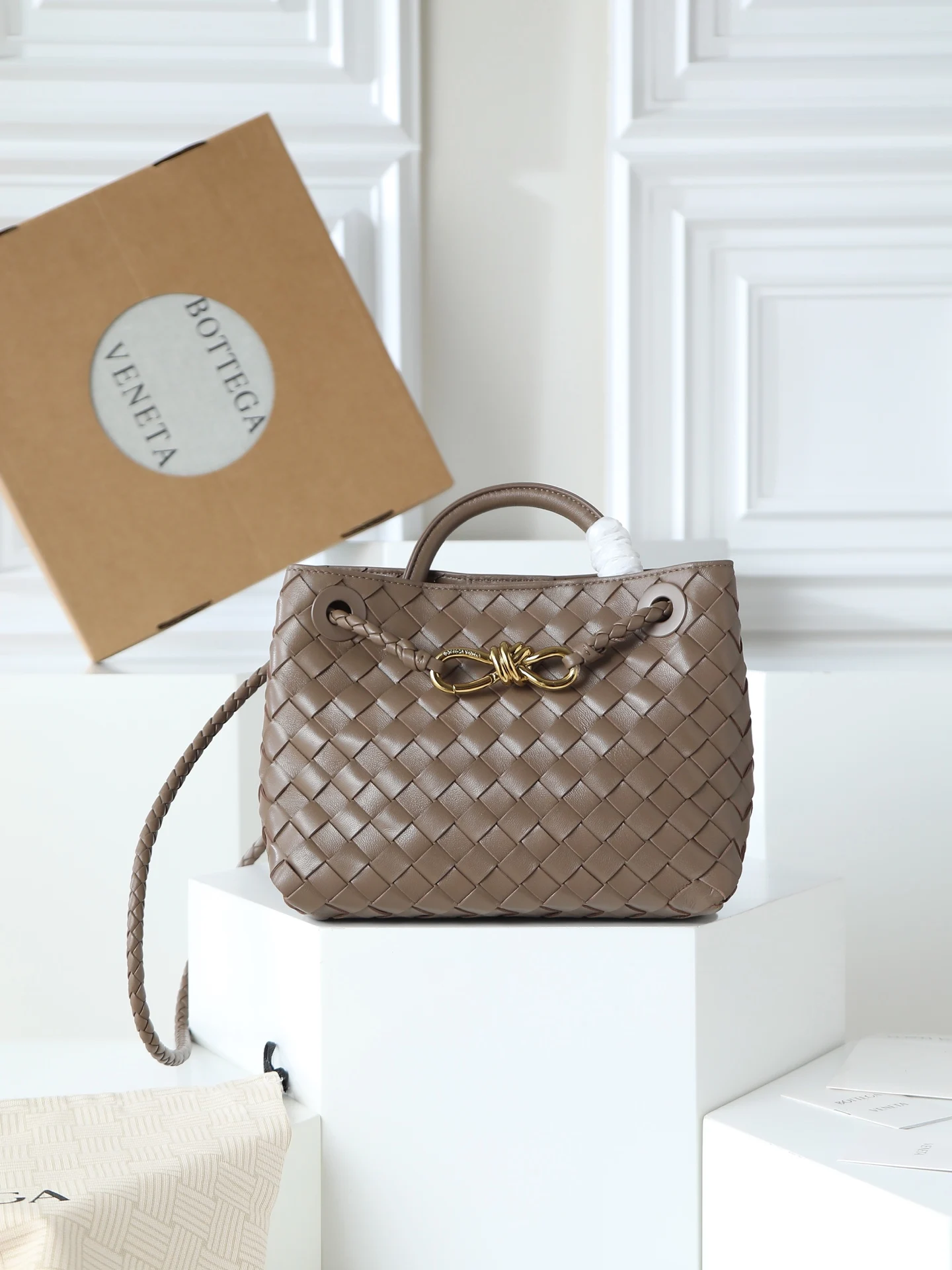 原单BV女包|高仿BV女包|精仿BV女包|一比一BV女包<p>Andiamo真的实火Bottega Veneta 本季推出的新款Andiamo编织手袋真的是火遍全球  海内外明星纷纷上身 奥斯卡影后杨紫琼都带它出街 宋佳 崔雅拉 俞飞鸿 三吉彩花 Rosie Hunting-Whiteley  吉冈里帆等等都pi过这款的包包 经典百搭很显气质 而且包包容量也很大 日常通勤非常方便  多种背法 肩带可自己调节 原厂小羊皮手感柔软细腻 中性风格的打造 打破性别界限 带来更实用 更持久的使用体验</p><p>兼具优雅与休闲风格的Andiamo完美诠释 时尚老钱风 的本貌</p><p>款号 766014</p><p>尺寸 25*22*10.5cm</p>